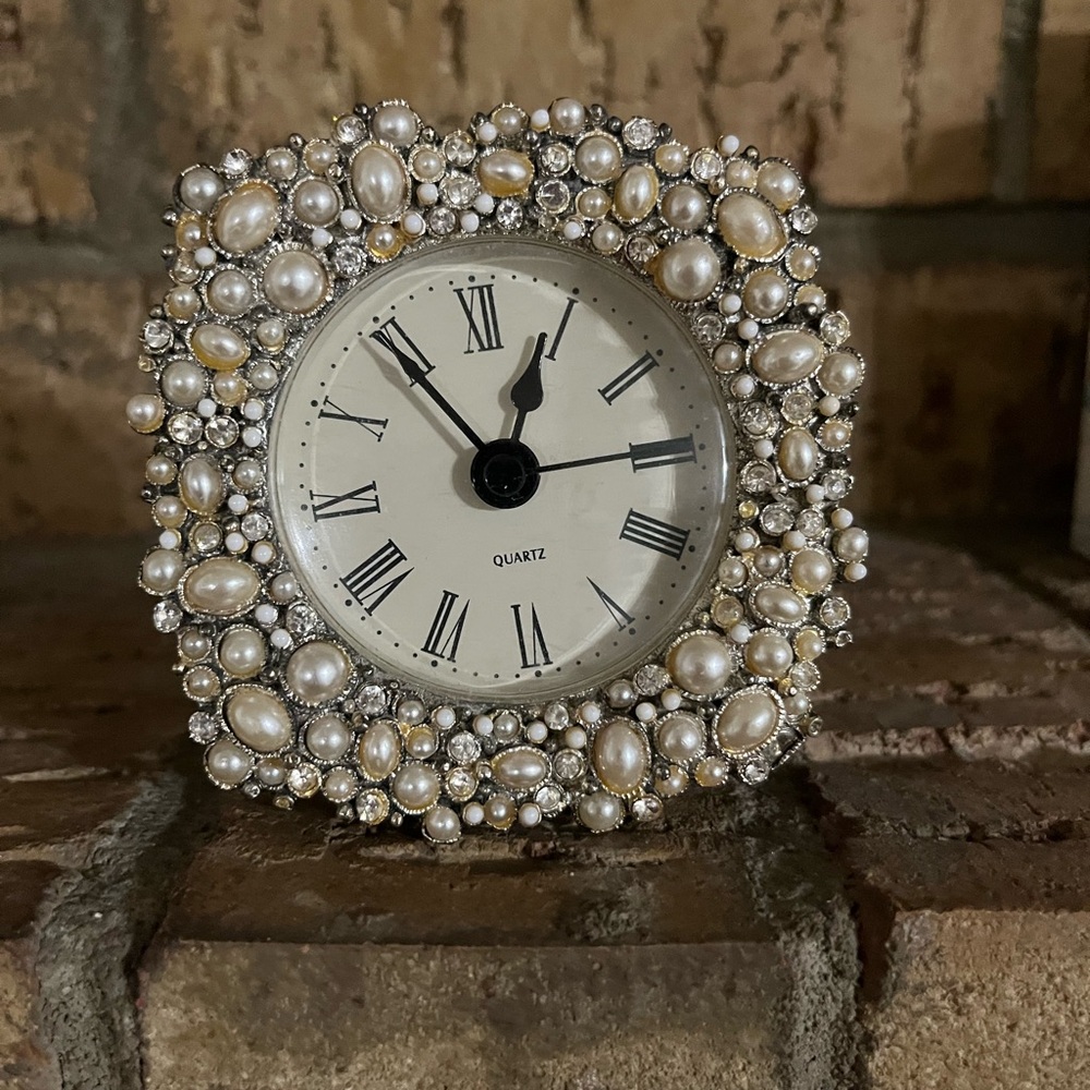 A VINTAGE PEARLIZED LOVELY CLOCK
